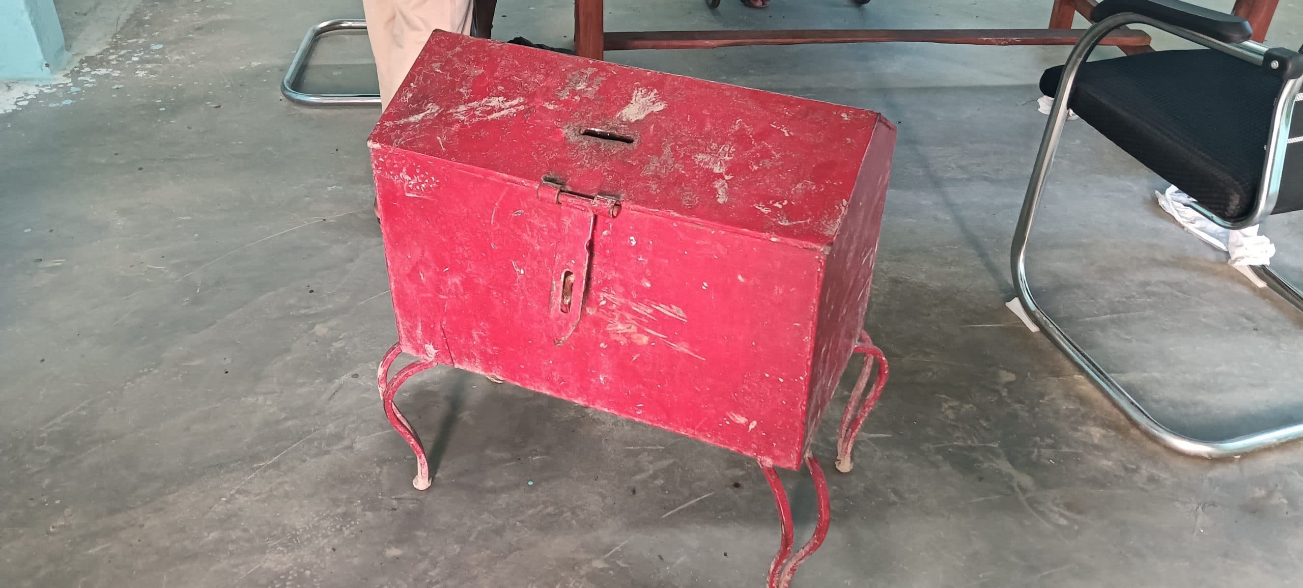 दानपेटी का ताला तोड़कर रुपये बांट रहे चोर को ग्रामीणों ने पकड़ा