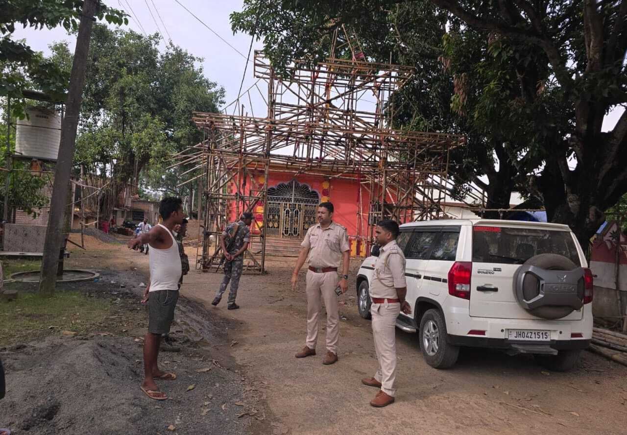 थाना प्रभारी ने पूजा पंडालों का किया निरीक्षण