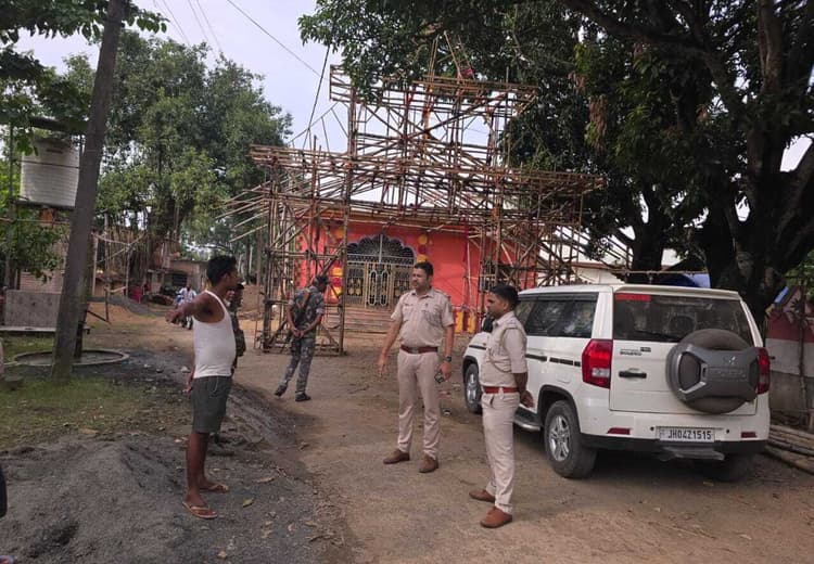 थाना प्रभारी ने पूजा पंडालों का किया निरीक्षण