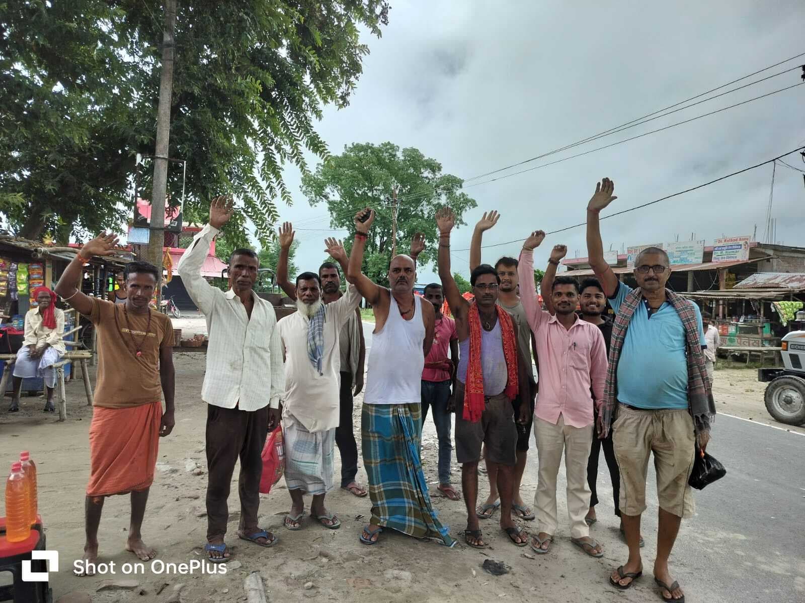 अनियमित विद्युत आपूर्ति से परेशान उपभोक्ताओं ने विभाग के खिलाफ किया प्रदर्शन