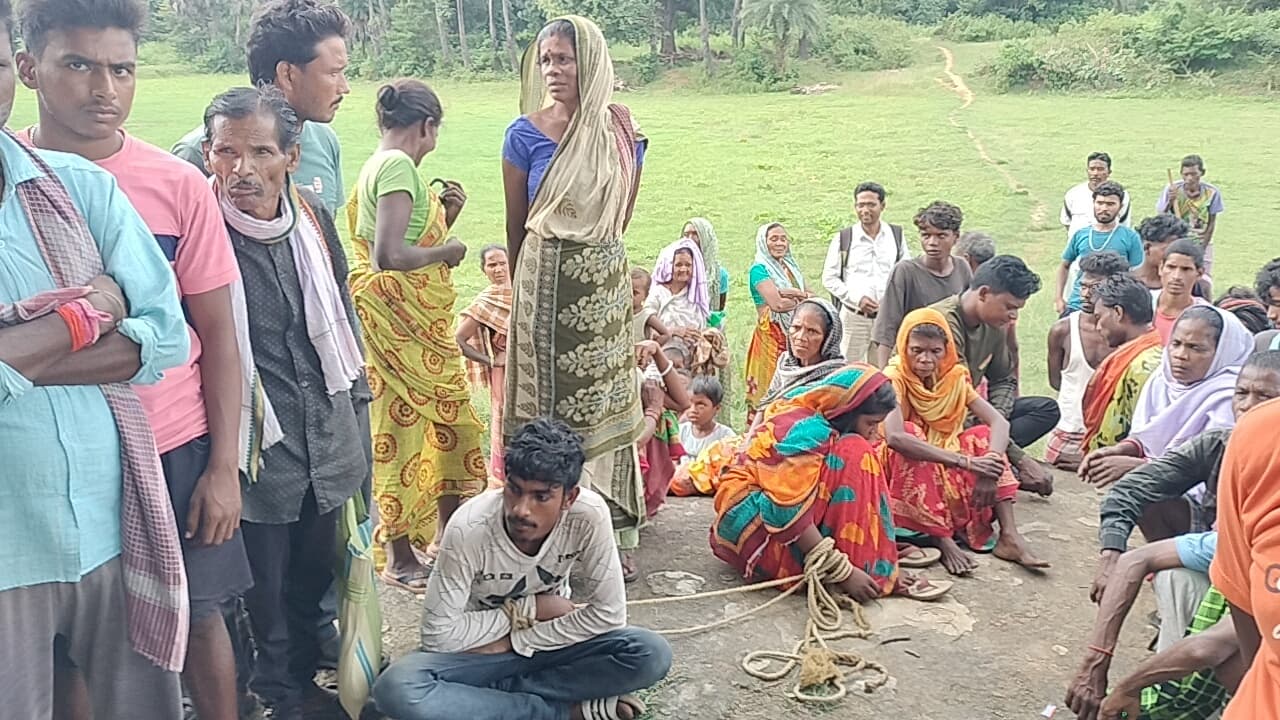 आपत्तिजनक स्थिति में युगल पकड़ाया, ग्रामीणों ने रस्सी से बांधा