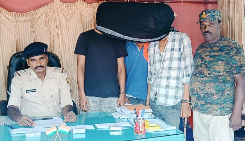 7.48 ग्राम स्मैक के साथ तीन युवक गिरफ्तार