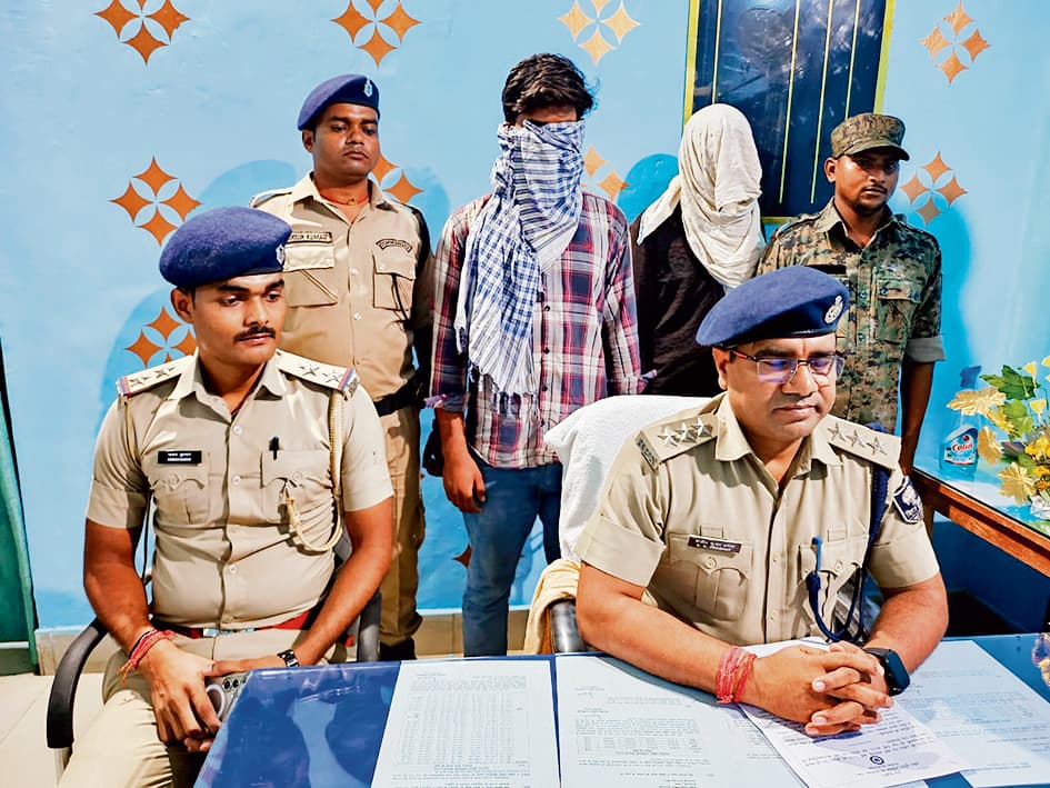 Gaya News : पुलिस ने खदेड़ कर दो हथियारबंदों को दबोचा, तीन हुए फरार