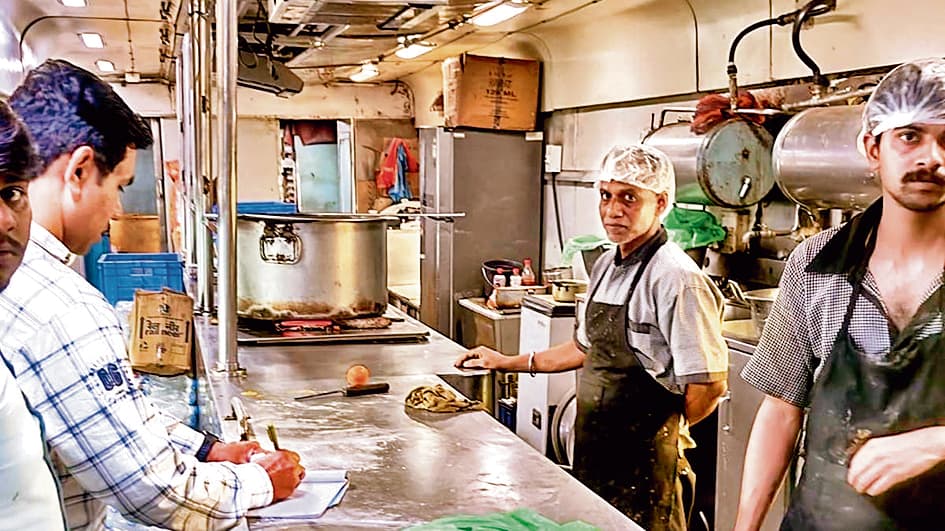 Gaya News : 13 अक्तूबर तक ट्रेनों के पेंट्रीकार में परोसे जायेंगे बिना लहसुन-प्याज वाले भोजन