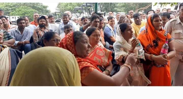 Jamshedpur News : 29 कन्वाइ चालकों के पक्ष में उतरी महिलाएं, 4 घंटे बुकिंग ठप