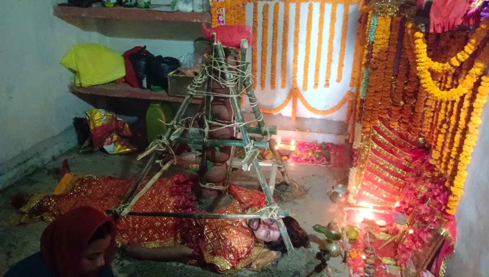 छाती पर सात कलशों को स्थापित कर महेश की अखंड साधना शुरू