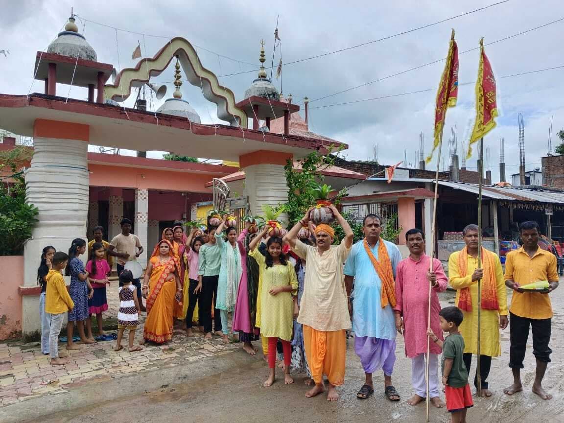 दिघलबैंक दुर्गा मंदिर से निकाली गयी कलश यात्रा