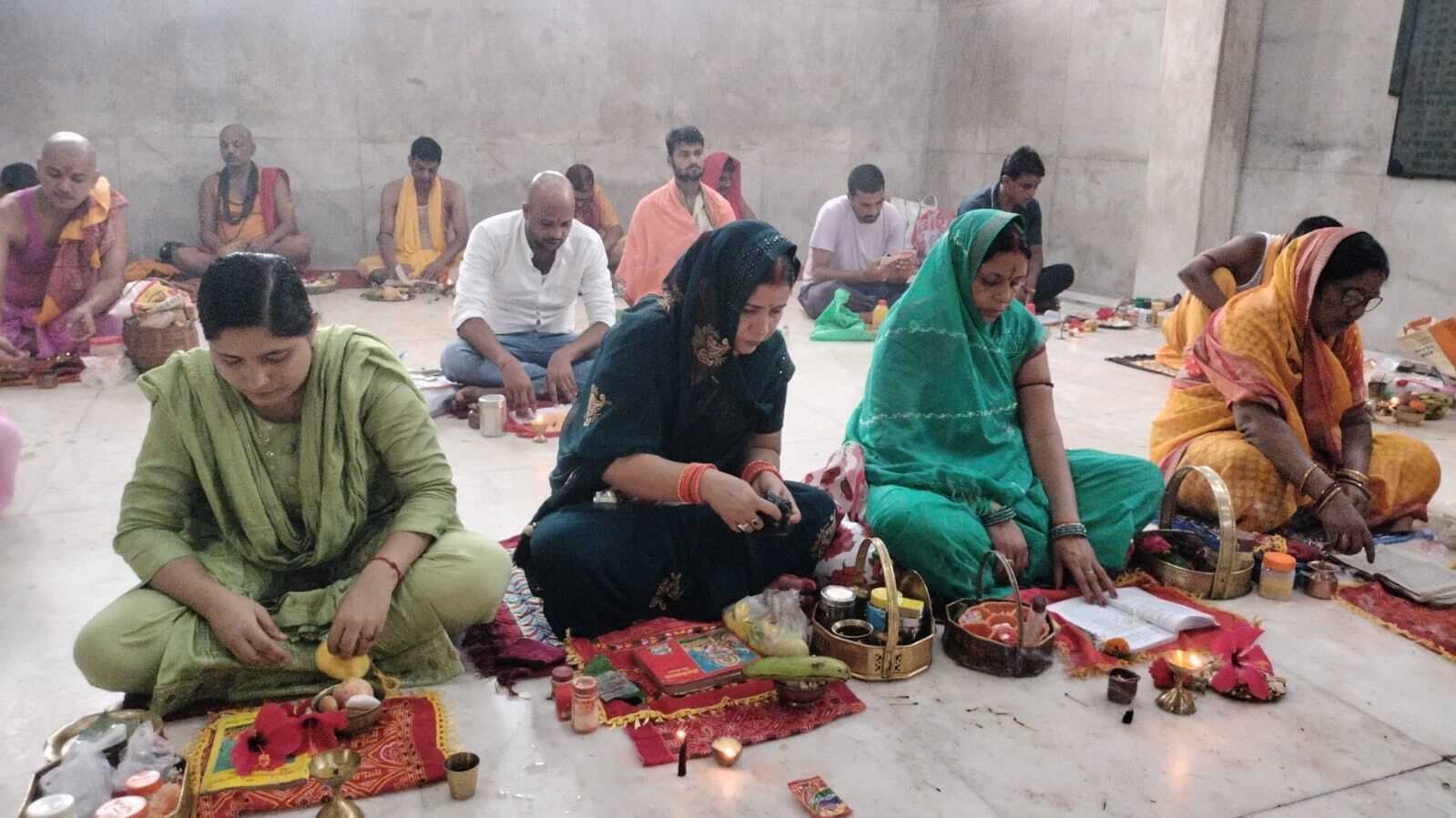 कलश स्थापना के साथ शक्ति की आराधना में लीन शहर व गांव