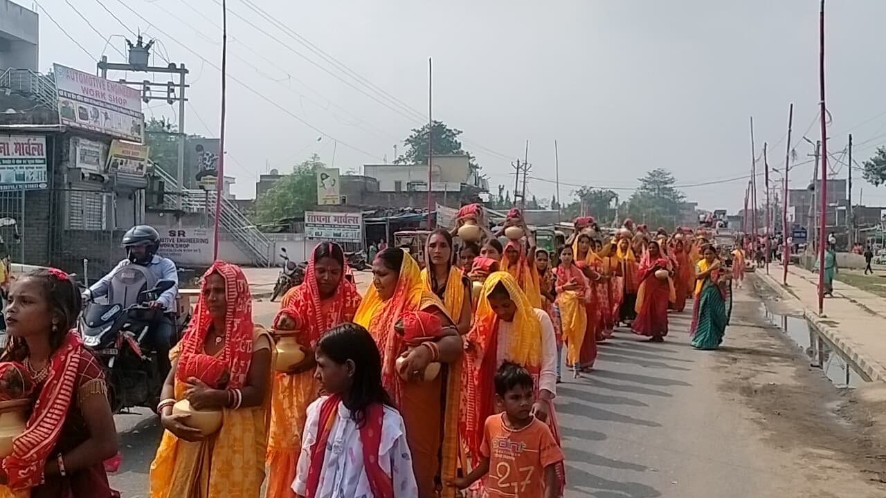 निकाली गयी कलश शोभायात्रा