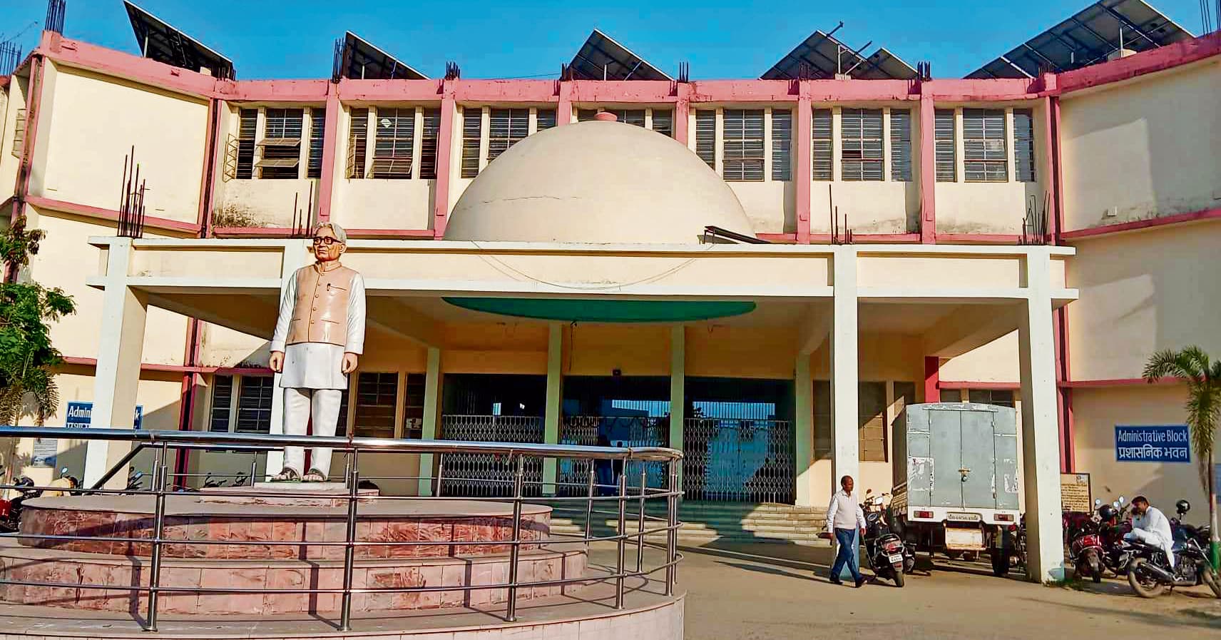 Chhapra News : एकेडमिक कैलेंडर के अनुरूप नहीं चल रहा स्नातक का सत्र