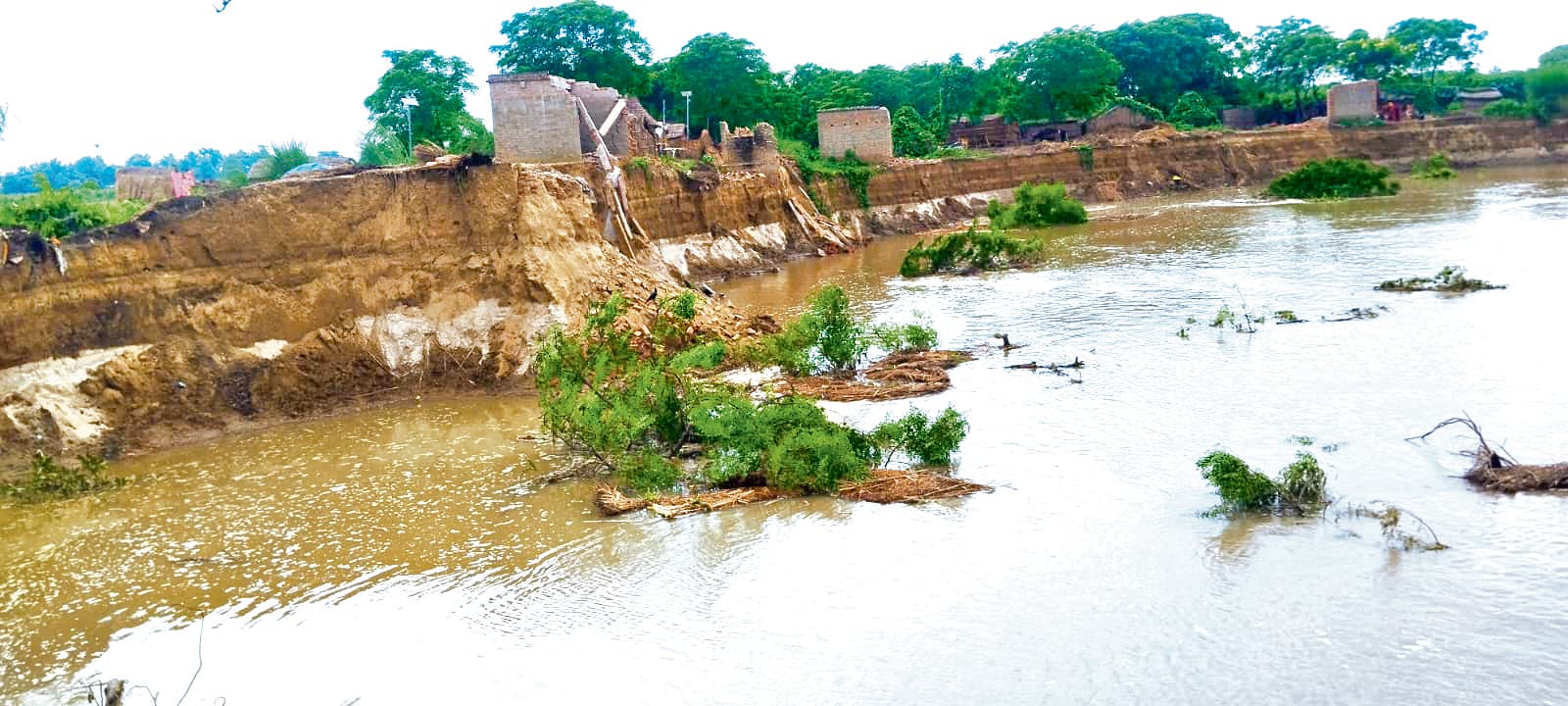 कटाव रोकने के लिए करोड़ों खर्च करने के बाद भी गंगा में समा गये उमरपुर के 14 घर