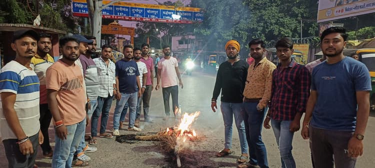 अभाविप ने राज्य सरकार व जेएसएससी  का पुतला दहन किया