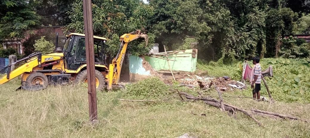 चिरेका प्रशासन ने 57 अवैध स्ट्रक्चर को किया ध्वस्त