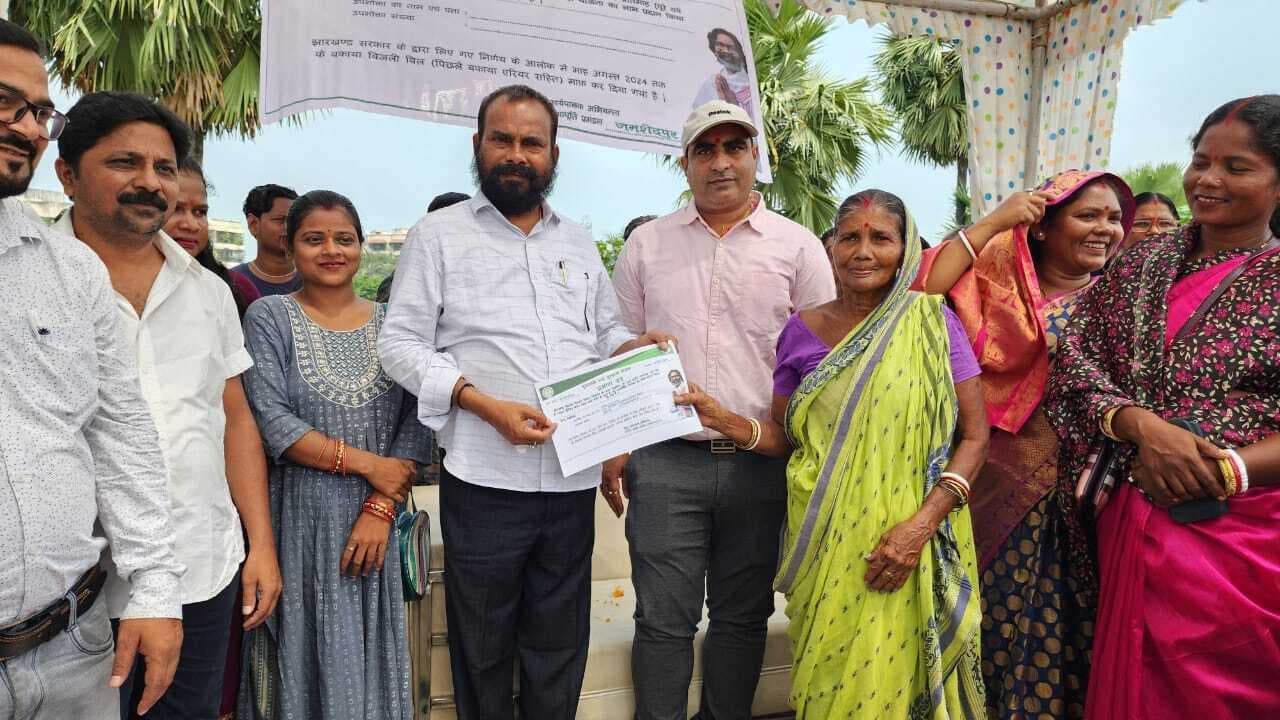 Jamshedpur News : विधायक ने बांटे बिजली बिल माफी प्रमाण पत्र व समस्याओं का ऑन द स्पॉट किया समाधान