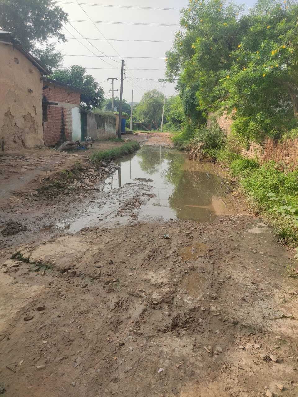 गनोरामोड़ से भंवरामोड़ तक ग्रामीण पथ जर्जर, राहगीर परेशान