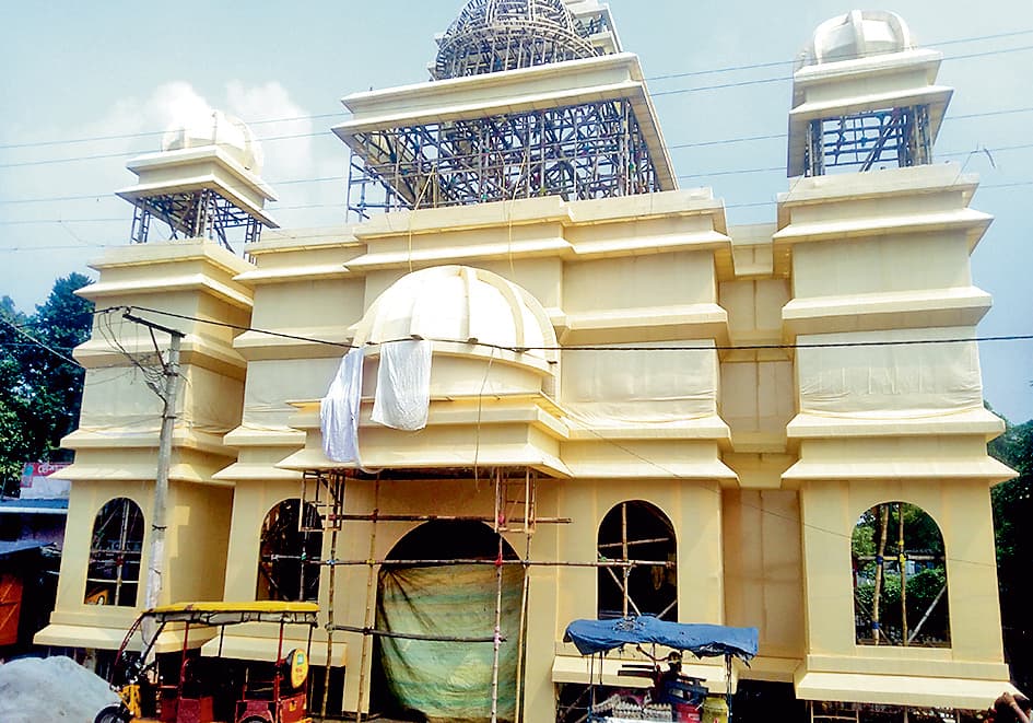 स्टेशन मोड़ के 70 फीट ऊंचे पूजा पंडाल से लोगों को लुभाने की कोशिश