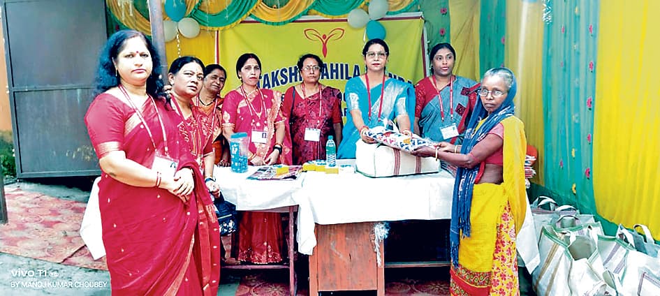 शताक्षी महिला मंडल की ओर से साड़ी वितरण