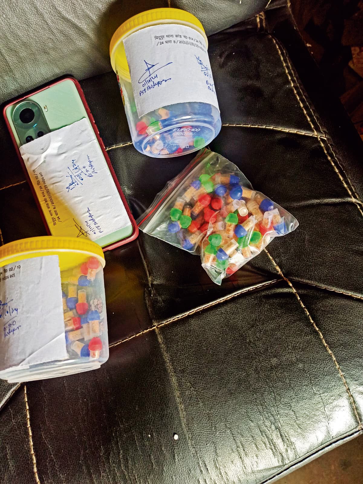 hajipur news. मादक पदार्थ की खरीद-बिक्री के आरोप में पूर्व मुखियापति समेत 13 गिरफ्तार