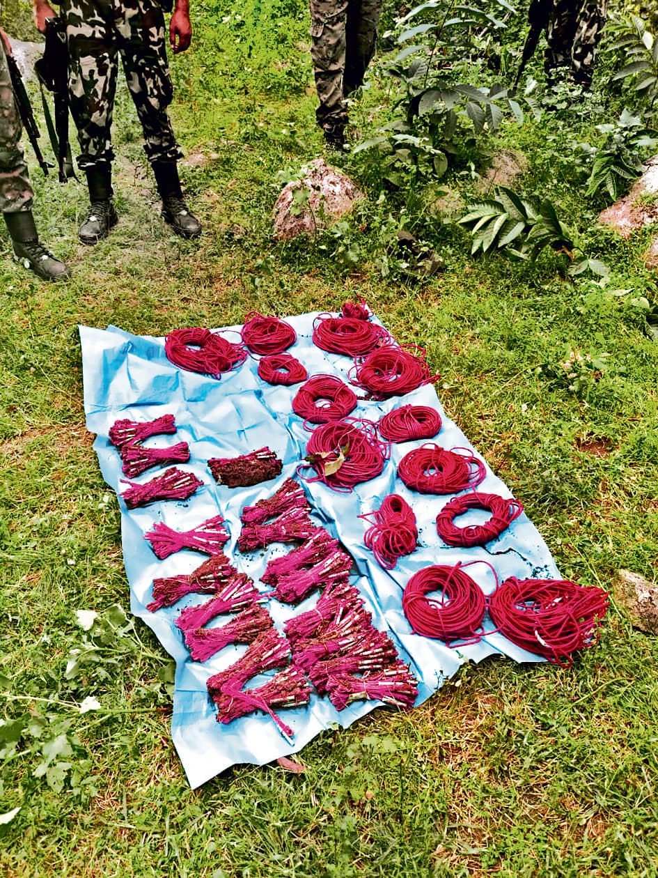 Gaya News : गया के लंगुराही-पंचरूखिया के जंगल से 430 डेटोनेटर जब्त