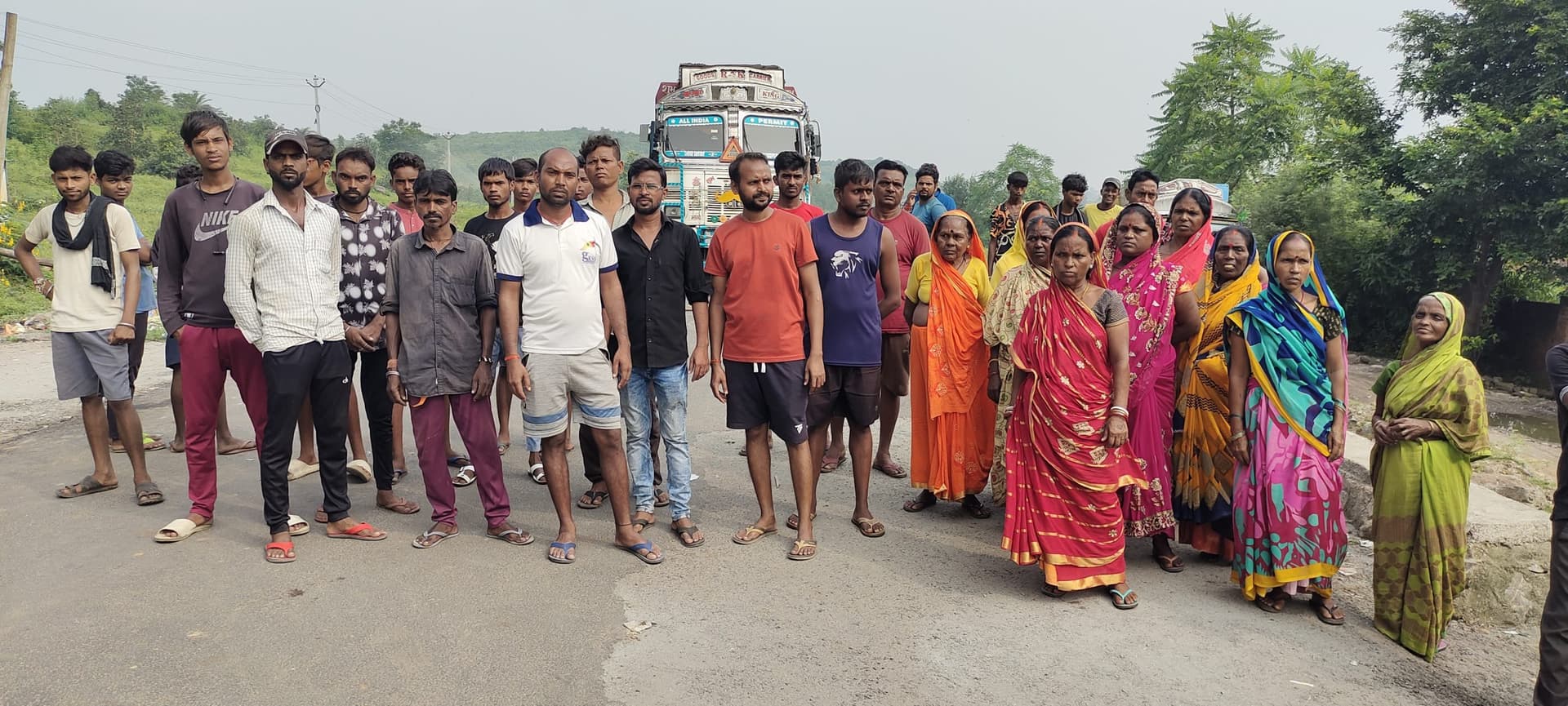 Giridih News: गंदा पानी घरों में घुसने के विरोध में ग्रामीणों ने किया बनियाडीह-गिरिडीह मुख्य मार्ग जाम