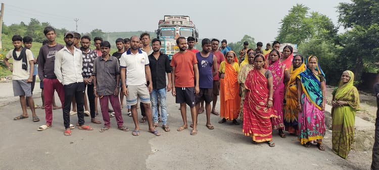 Giridih News: गंदा पानी घरों में घुसने के विरोध में ग्रामीणों ने किया बनियाडीह-गिरिडीह मुख्य मार्ग जाम