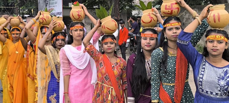 Giridih News:पहले दिन की गयी मां शैल पुत्री की आराधना, भक्तिमय हुआ माहौल