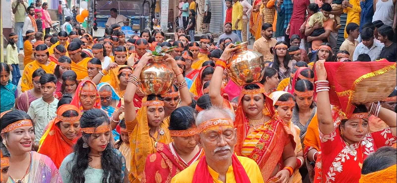 Giridih News:शारदीय नवरात्र को ले निकली भव्य कलश यात्रा