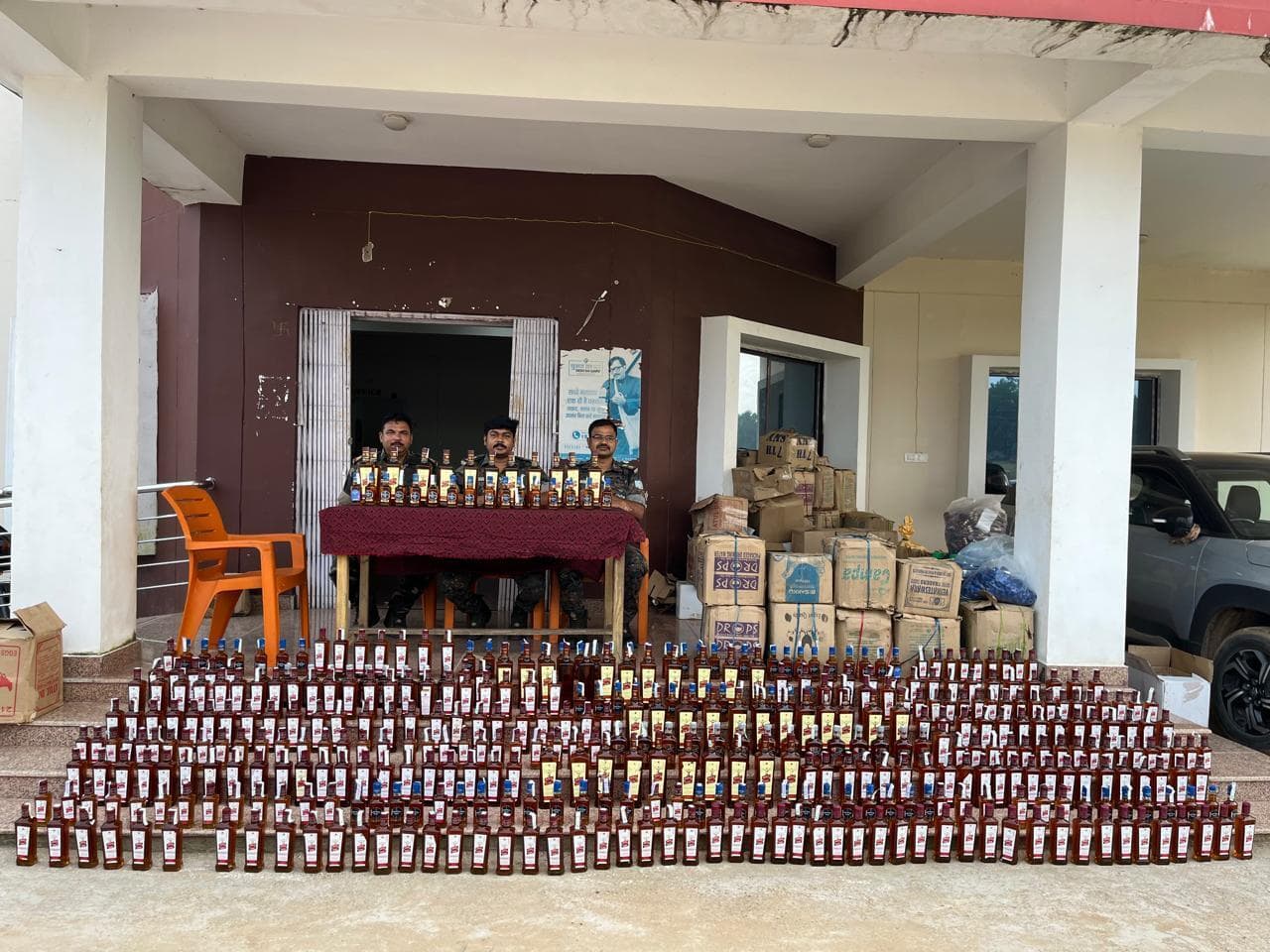 Giridih News: हीरोडीह में नकली शराब की फैक्ट्री का उद्भेदन, आरोपित फरार