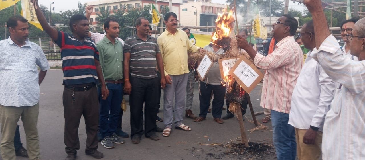 Bokaro News: बोनस के लिए सेल प्रबंधन व एनजेसीएस नेताओं का पुतला फूंका