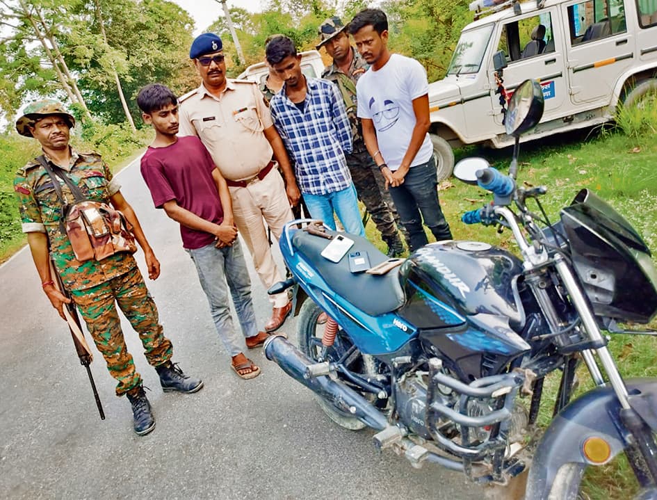 hajipur news. कट्टा के साथ पकड़ाये बाइक सवार तीन युवक