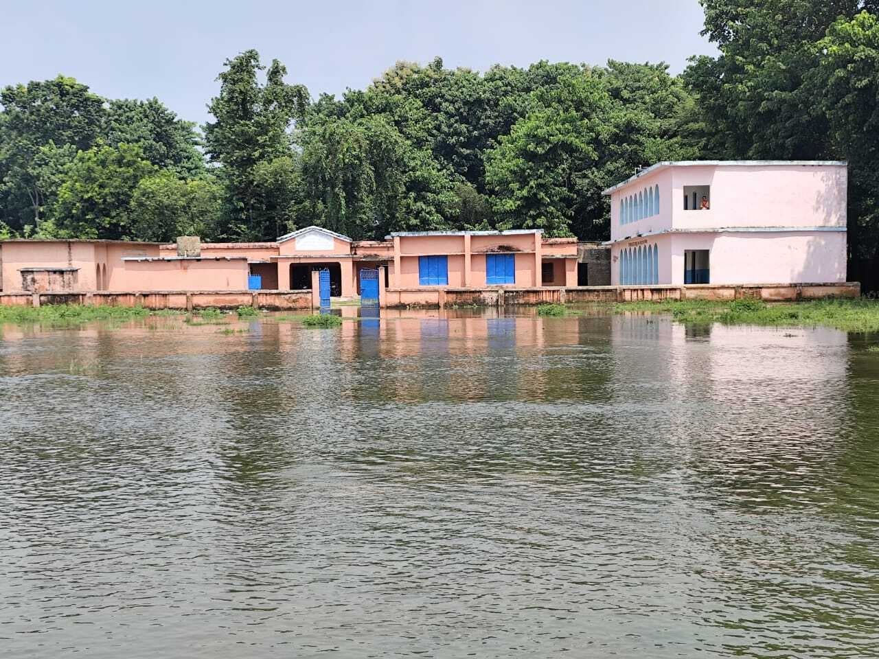 बाढ़ की चपेट में बंजरिया के नौ विद्यालय
