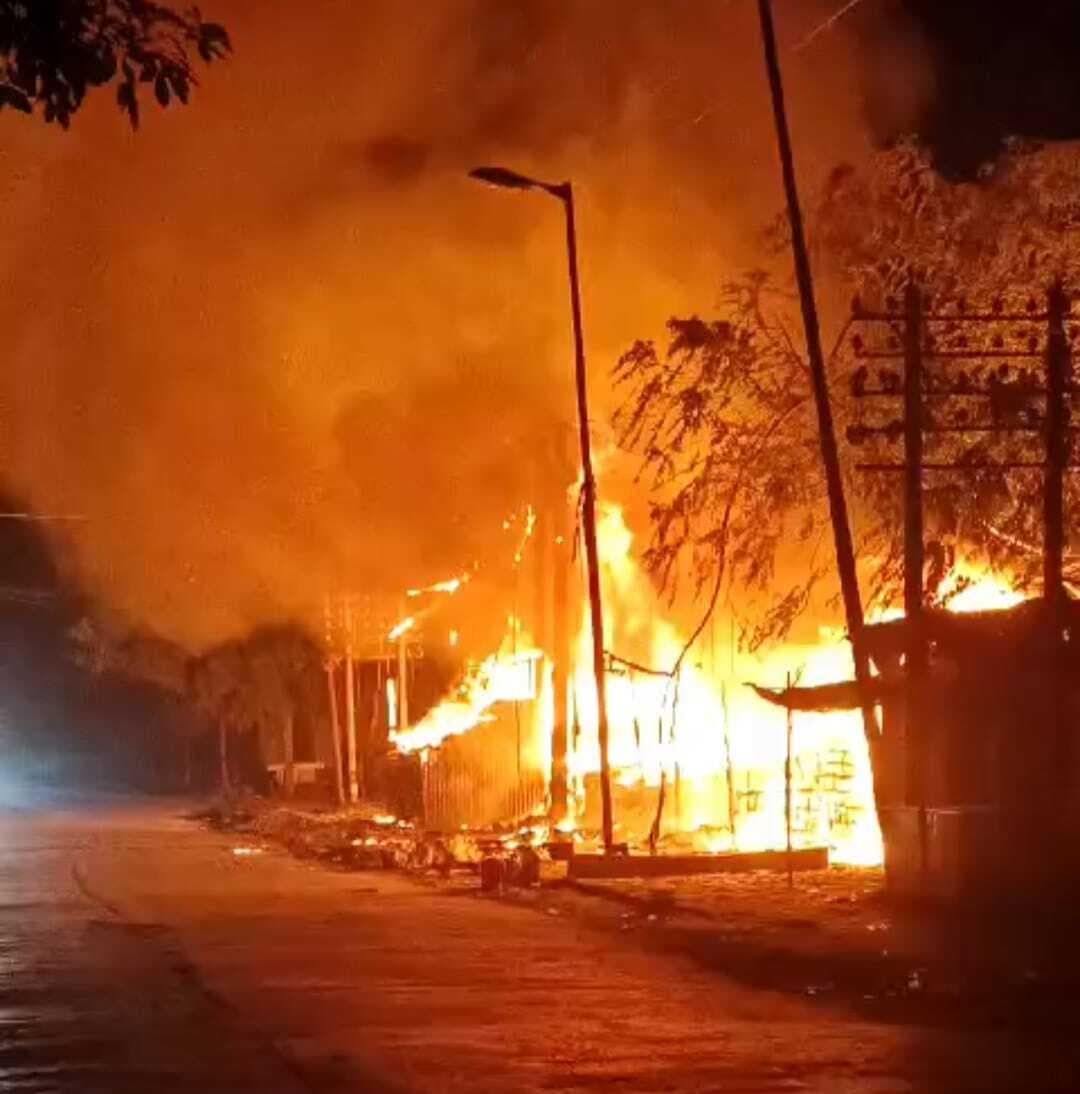 शाॅर्ट सर्किट से लगी आग में एक दर्जन फुटपाथी दुकान जली