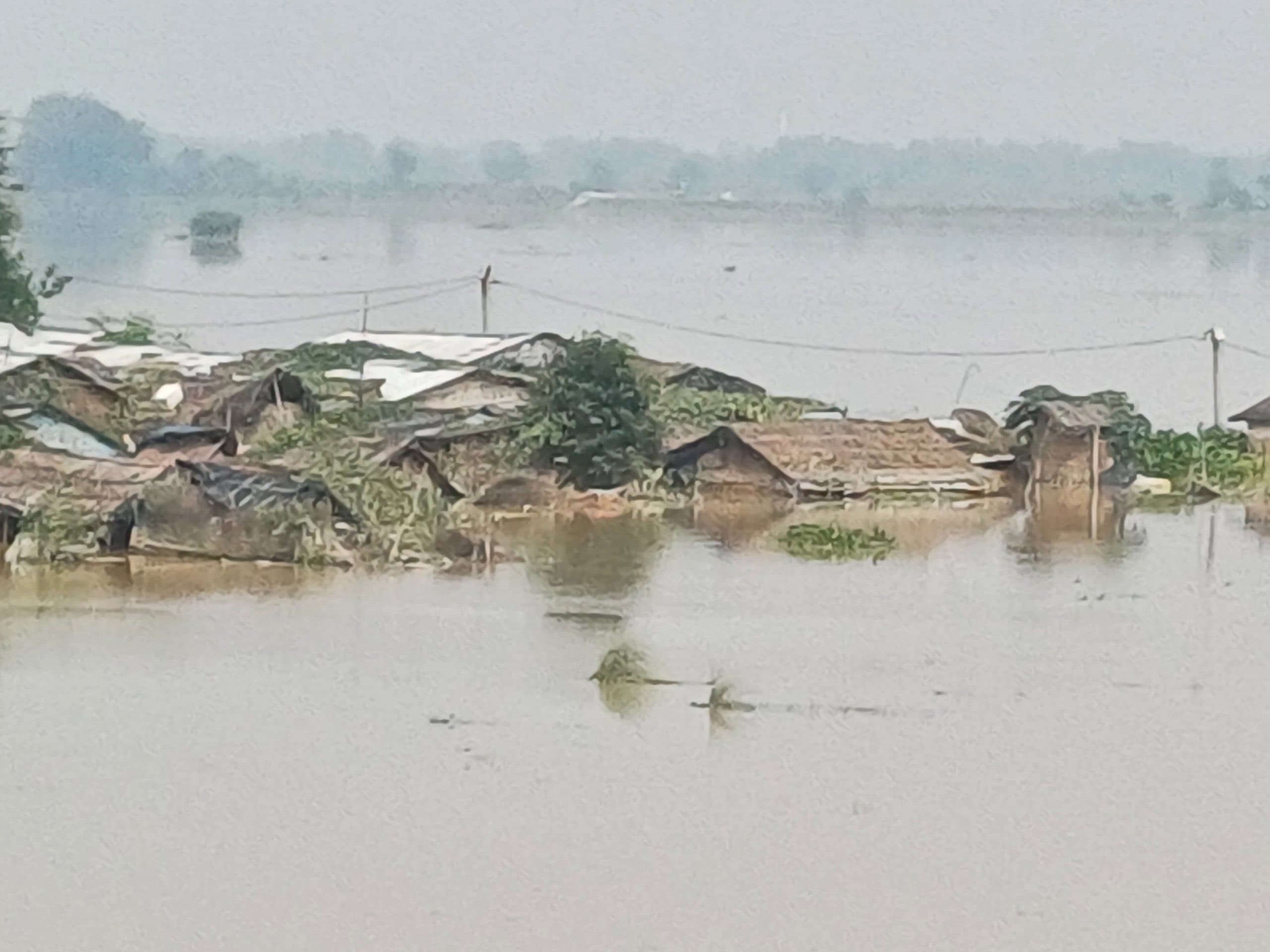 Darbhanga News: चतरा में घरों में अभी भी 10 फीट पानी, विस्थापितों को मिल रहा केवल भोजन