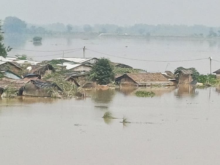 Darbhanga News: चतरा में घरों में अभी भी 10 फीट पानी, विस्थापितों को मिल रहा केवल भोजन