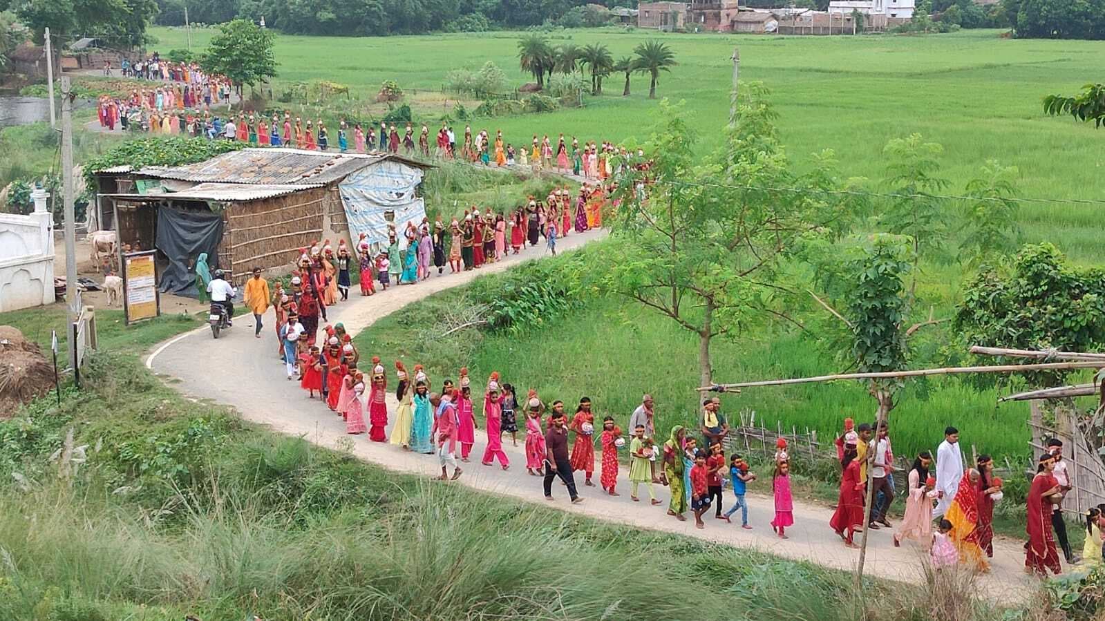 Darbhanga News: मुखिया ने उठाया माता रानी का कलश, यात्रा में हुए शरीक