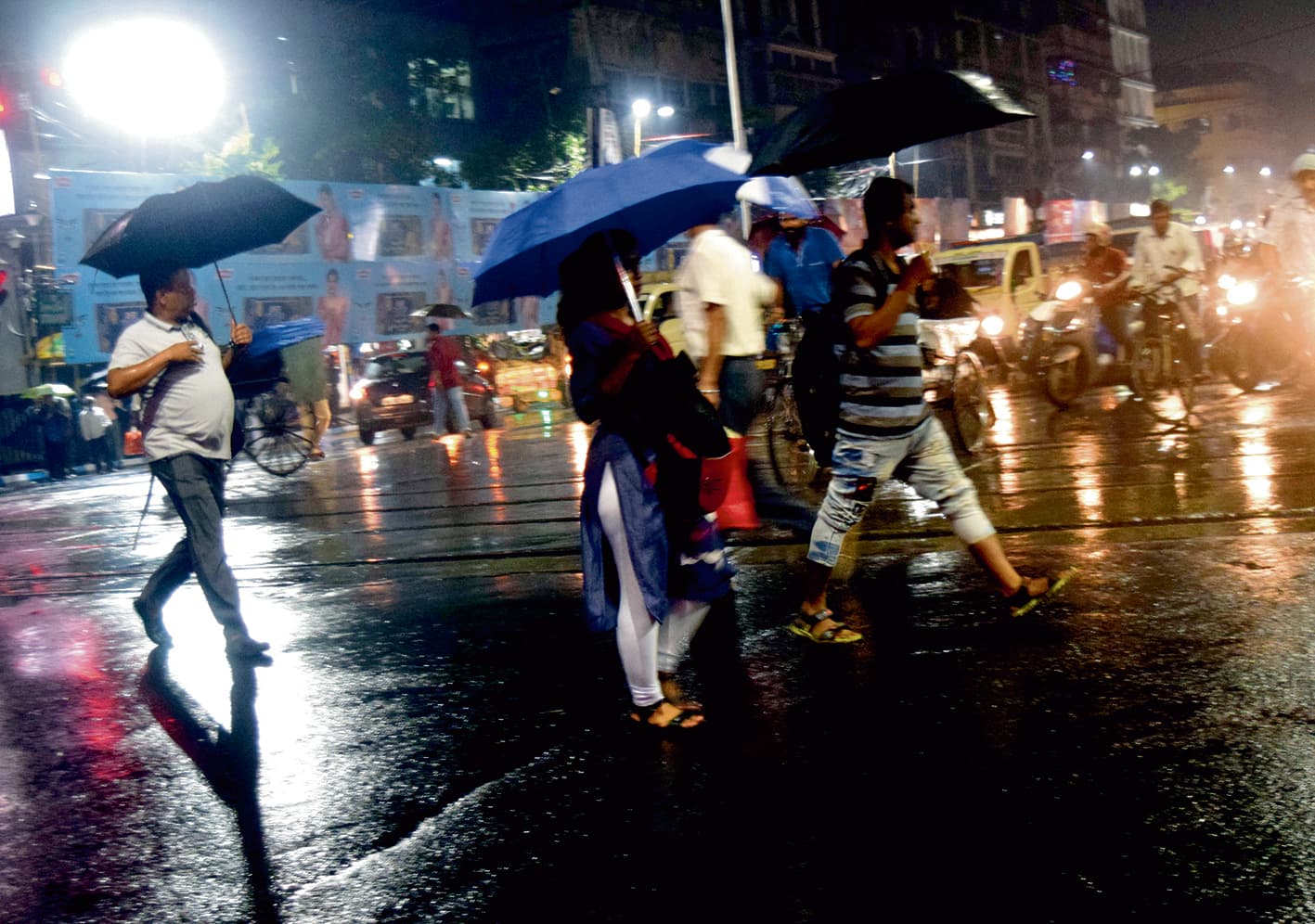 कोलकाता में जमकर बरसे बादल, बंगाल की खाड़ी में कम दबाव का क्षेत्र बनने से भारी बारिश का अनुमान