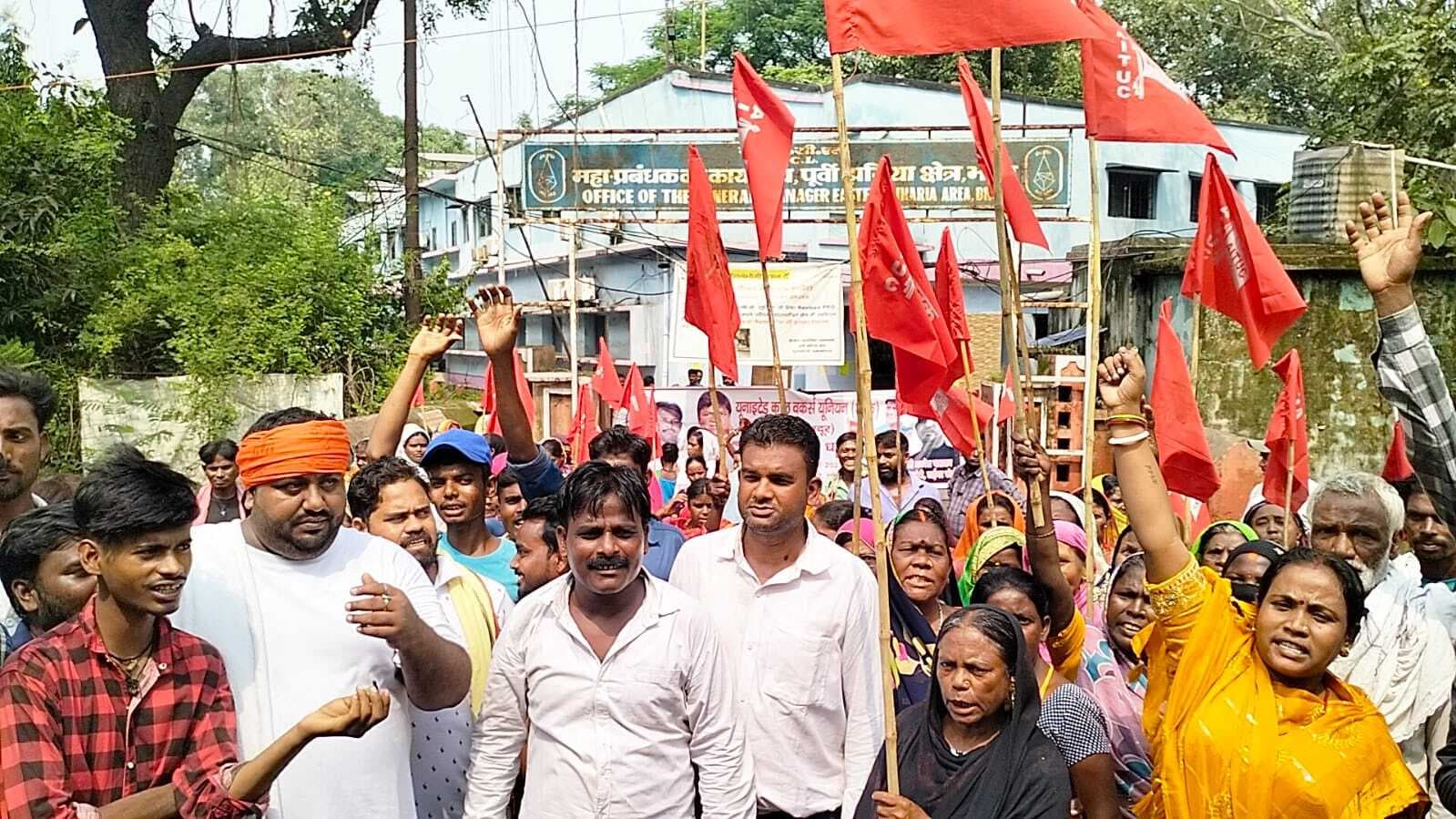 Dhanbad News:मजदूरों ने किया इजे एरिया कार्यालय का गेट जाम, नारेबाजी