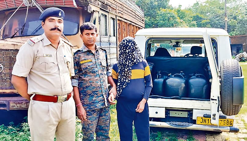 Dhanbad News:चोरी का 250 लीटर डीजल लदा बोलेरो जब्त, चालक गिरफ्तार