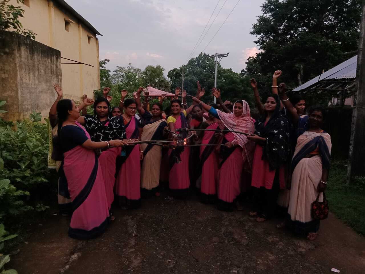 सेविका-सहायिकाओं ने हड़ताल को लेकर निकाला मशाल जुलूस