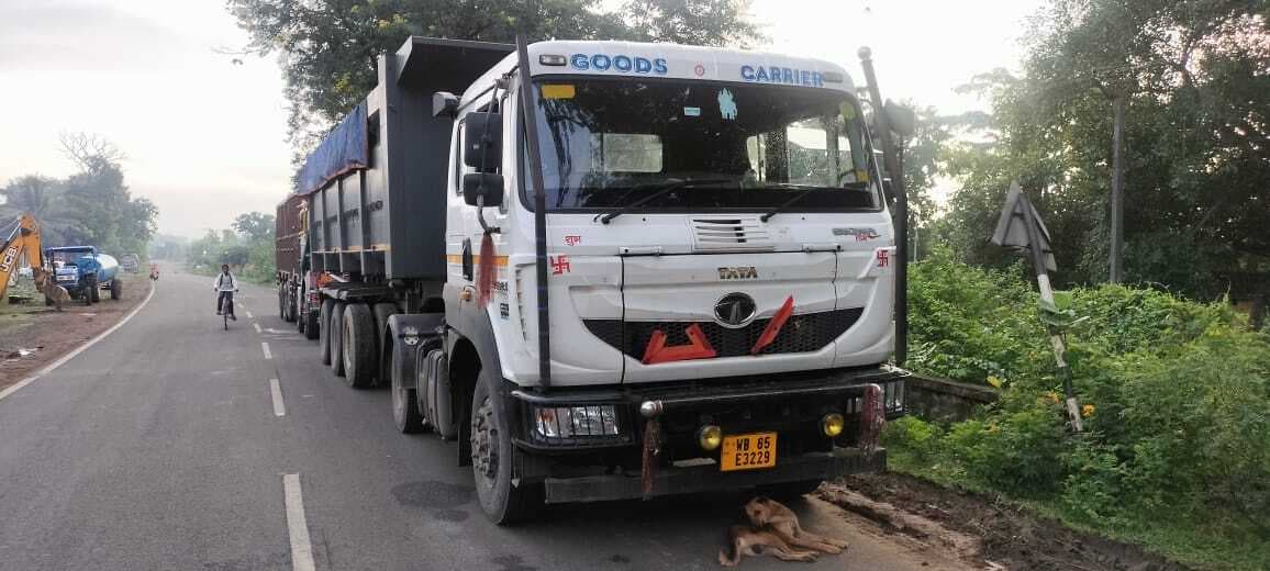 पुलिस ने राख लदा दो ओवरलोडेड वाहन किया जब्त