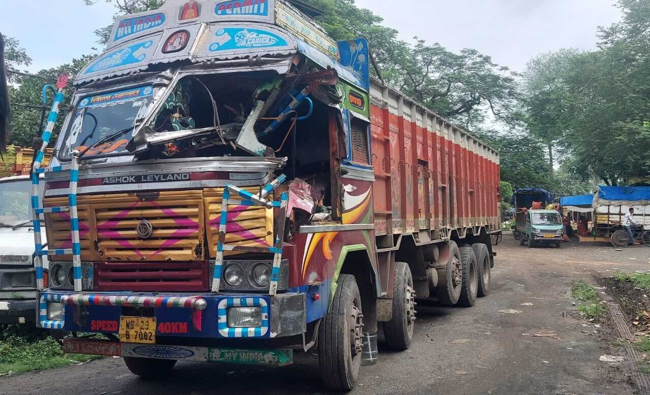 हादसा : पेड़ से ट्रक टकराया, मेदिनीपुर के खलासी की मौत