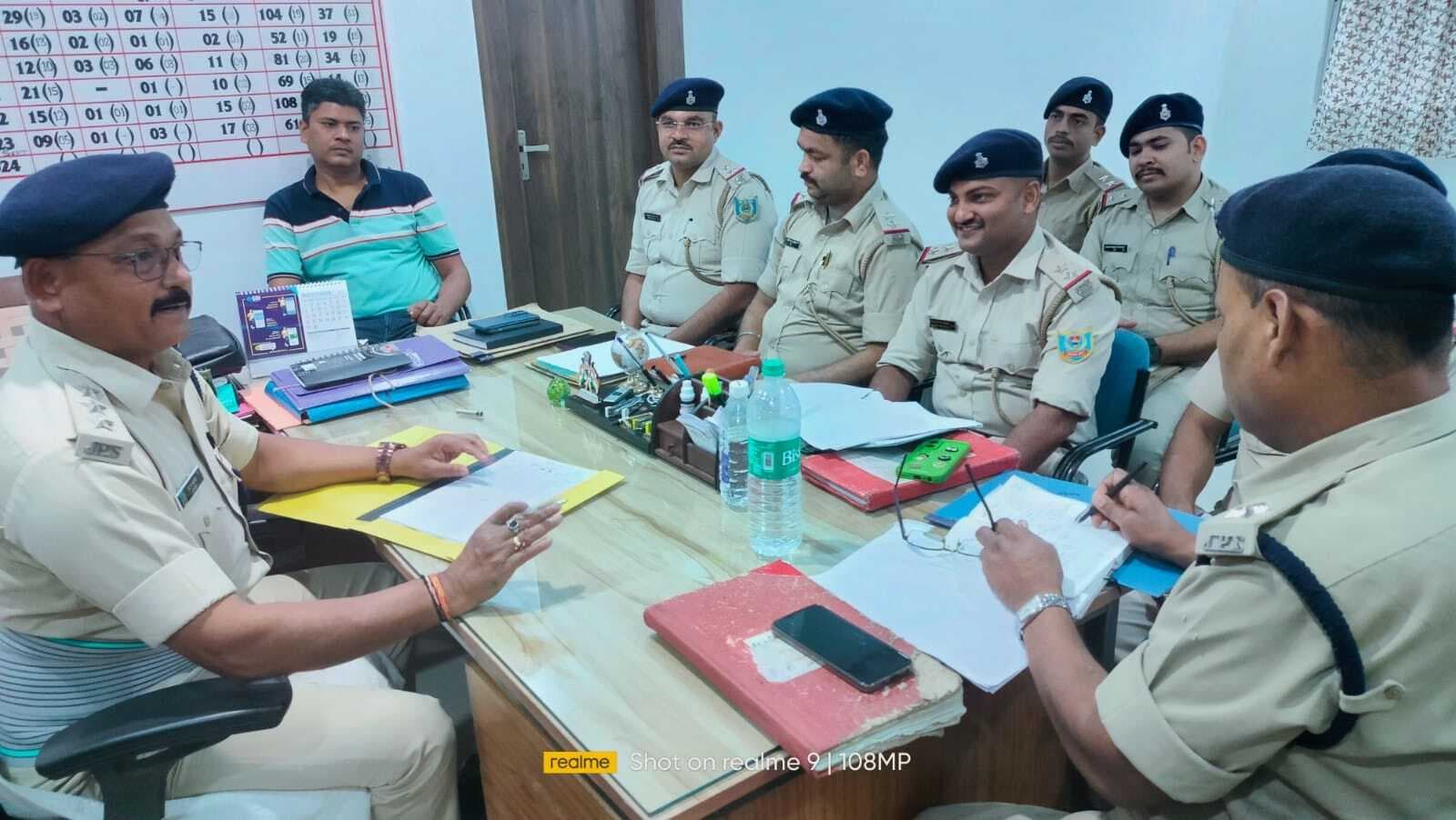 थानेदार अपने थाना क्षेत्रों में रहें चौकस, पूजा में खलल डालने वालों पर करें कार्रवाई