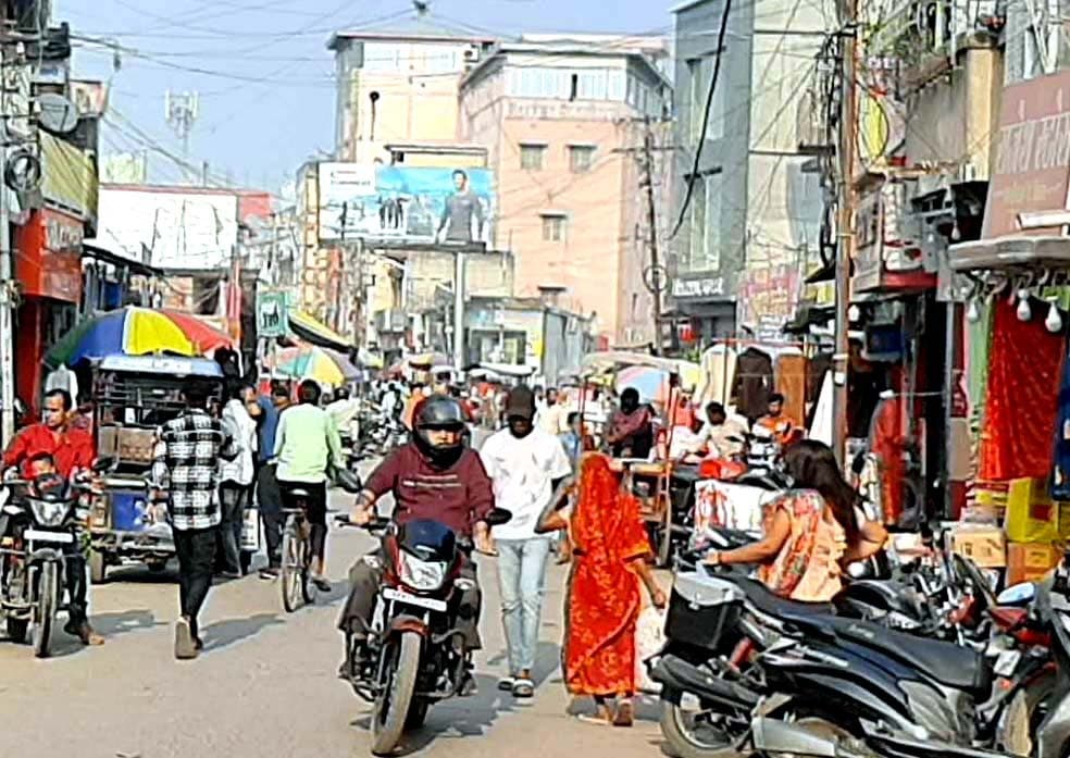दुर्गा पूजा को लेकर बाजार तैयार, नये कलेक्शन की बढ़ी मांग दुर्गा पूजा को लेकर बाजार तैयार, नये कलेक्शन की बढ़ी मांग
