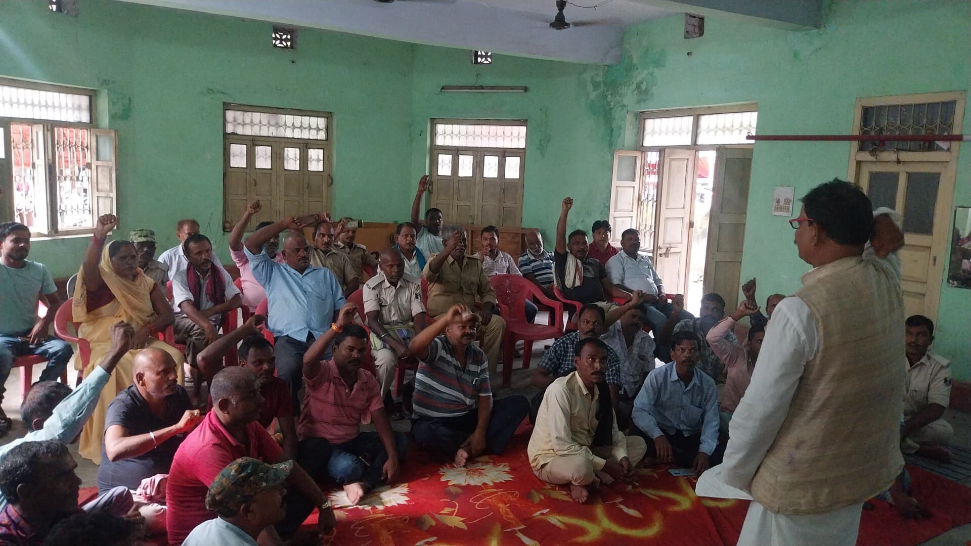 दफादार-चौकीदारों ने डीएम को सौंपा ज्ञापन