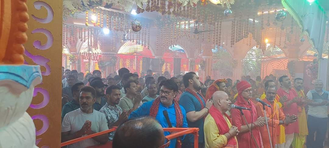 नवरात्रि: दूसरे दिन मां ब्रह्मचारिणी की पूजा अर्चना के लिए उमड़ी श्रद्धालुओं की भीड़