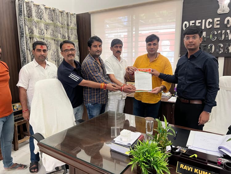 डांडिया में अश्लील प्रदर्शन पर अंकुश लगाने की मांग, भाजयुमो ने एसडीओ को सौंपा ज्ञापन