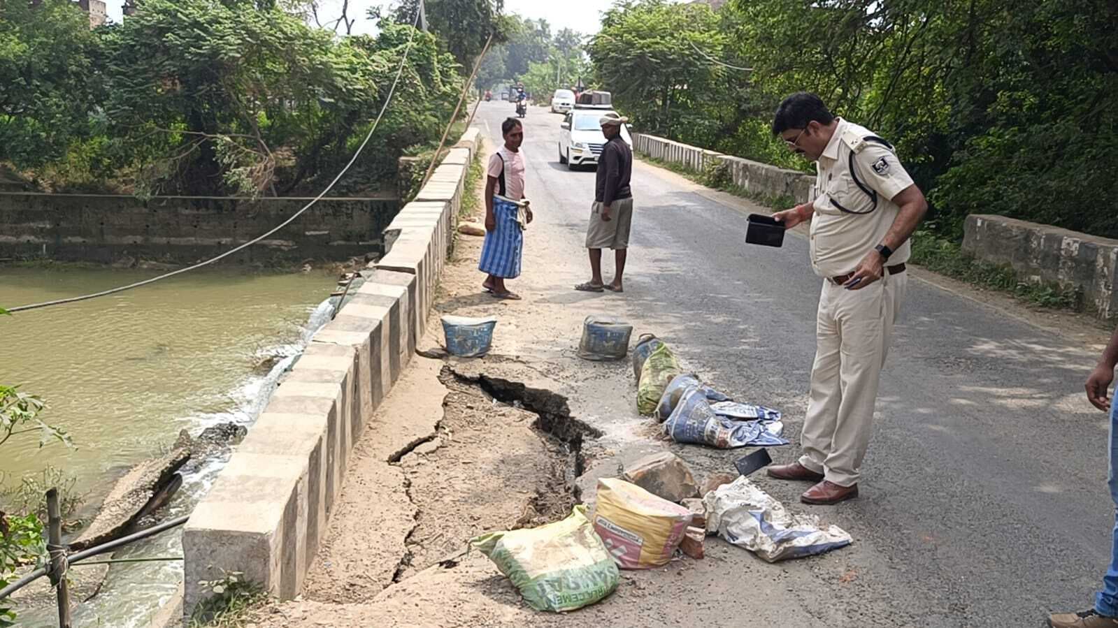 महकोला बासा के समीप नदी पर बना पुलिया धंसा, सुरक्षा दीवार में आयी दरार