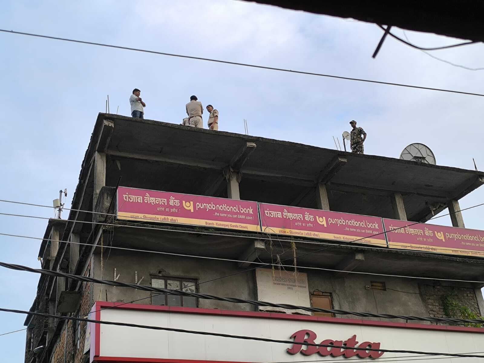 नकली पिस्तौल के साथ बैंक की छत पर मिले 8 नाबालिग, जांच शुरू