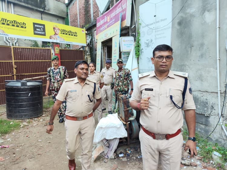 युवाओं को रील बनाने का जुनून: शहर के पंजाब नेशनल बैंक शाखा के छत पर लहराने लगे नकली पिस्टल
