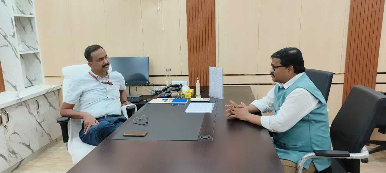 अल्पसंख्यक कल्याण विभाग के सचिव मो सोहैल से मिले पूर्व जदयू विधायक, अल्पसंख्यक आवासीय विद्यालय में शैक्षणिक सत्र शुरू करने पर हुई चर्चा